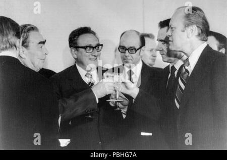 Il 24 novembre 1974. Vladivostok, URSS. Stati Uniti Presidente Gerald Ford e comunista sovietico capo di partito Leonid Brezhnev toast dopo la firma di un accordo sugli orientamenti per un trattato per limitare offensivo armi nucleari strategiche. Brezhnev, segretario di Stato Henry Kissinger, ambasciatore sovietico NEGLI STATI UNITI. Anatoly Dobrynin, il Ministro degli esteri sovietico Andrei Gromyko, e il Presidente Ford. Foto Stock