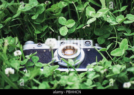 Telecamera in erba verde con profondità di campo Foto Stock