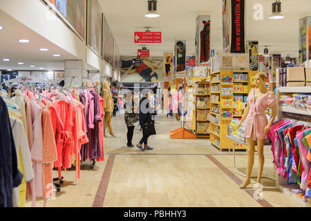 PAMUKKALE, TURCHIA - Apr 18, 2015: Varol textil negozio della fabbrica in Turchia. Varol fabbrica tessile è stato aperto nel 1969 Foto Stock