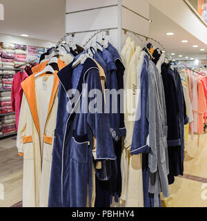 PAMUKKALE, TURCHIA - Apr 18, 2015: Varol textil negozio della fabbrica in Turchia. Varol fabbrica tessile è stato aperto nel 1969 Foto Stock
