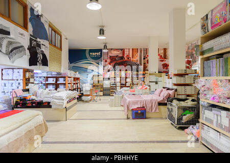 PAMUKKALE, TURCHIA - Apr 18, 2015: Varol textil negozio della fabbrica in Turchia. Varol fabbrica tessile è stato aperto nel 1969 Foto Stock