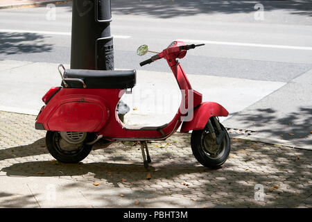 Scooter parcheggiata sul ciglio della strada a Berlino Foto Stock