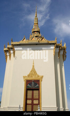 Oro dettaglio sul tetto e attorno al finestrino sul Palazzo Reale di Phnom Penh, Cambogia Foto Stock