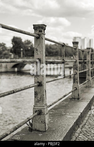 Sul fiume Sprea a Berlino Foto Stock