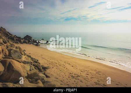 Vista costiera di una spiaggia di sabbia lungo la Pacific Coast Highway, Point Mugu, California Foto Stock