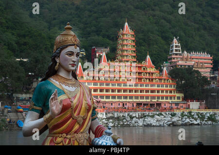 Swarg Ashram sulle rive del Gange banche, Rishikesh, India Foto Stock