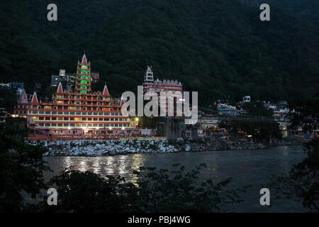 Swarg Ashram sulle rive del Gange banche, Rishikesh, India Foto Stock