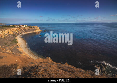 Elevata vista costiera di Pelican Cove che guarda la costa rocciosa in una giornata di sole con Isola di Santa Catalina nella distanza, Rancho Palos Verd Foto Stock