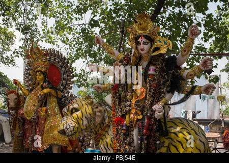 Statue religiose sulle rive del Gange fiume, Calcutta, India Foto Stock