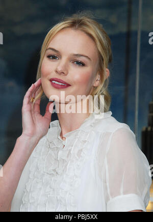 Kate Bosworth arrivando a Superman @ Kitson in Beverly Hills di Los Angeles.Maggio 1st, 2006.BosworthKate038 Red Carpet Event, verticale, STATI UNITI D'AMERICA, industria cinematografica, celebrità, fotografia, Bestof, arte cultura e intrattenimento, Topix celebrità moda / Verticale, meglio di, evento nella vita di Hollywood - California, moquette rossa e dietro le quinte, USA, industria cinematografica, celebrità, movie celebrità, personaggi televisivi, musica celebrità, fotografia, Bestof, arte cultura e intrattenimento, Topix, headshot, verticale, una persona, dall'anno , 2006, inchiesta tsuni@Gamma-USA.com Foto Stock