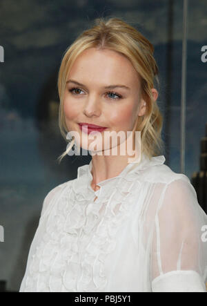 Kate Bosworth arrivando a Superman @ Kitson in Beverly Hills di Los Angeles.Maggio 1st, 2006.BosworthKate040 Red Carpet Event, verticale, STATI UNITI D'AMERICA, industria cinematografica, celebrità, fotografia, Bestof, arte cultura e intrattenimento, Topix celebrità moda / Verticale, meglio di, evento nella vita di Hollywood - California, moquette rossa e dietro le quinte, USA, industria cinematografica, celebrità, movie celebrità, personaggi televisivi, musica celebrità, fotografia, Bestof, arte cultura e intrattenimento, Topix, headshot, verticale, una persona, dall'anno , 2006, inchiesta tsuni@Gamma-USA.com Foto Stock