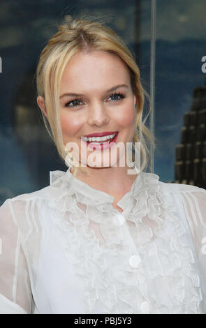 Kate Bosworth arrivando a Superman @ Kitson in Beverly Hills di Los Angeles.Maggio 1st, 2006.BosworthKate041 Red Carpet Event, verticale, STATI UNITI D'AMERICA, industria cinematografica, celebrità, fotografia, Bestof, arte cultura e intrattenimento, Topix celebrità moda / Verticale, meglio di, evento nella vita di Hollywood - California, moquette rossa e dietro le quinte, USA, industria cinematografica, celebrità, movie celebrità, personaggi televisivi, musica celebrità, fotografia, Bestof, arte cultura e intrattenimento, Topix, headshot, verticale, una persona, dall'anno , 2006, inchiesta tsuni@Gamma-USA.com Foto Stock