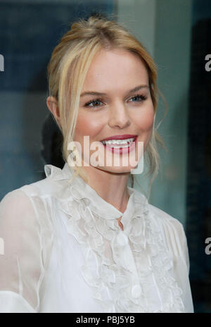 Kate Bosworth arrivando a Superman @ Kitson in Beverly Hills di Los Angeles.Maggio 1st, 2006.BosworthKate043 Red Carpet Event, verticale, STATI UNITI D'AMERICA, industria cinematografica, celebrità, fotografia, Bestof, arte cultura e intrattenimento, Topix celebrità moda / Verticale, meglio di, evento nella vita di Hollywood - California, moquette rossa e dietro le quinte, USA, industria cinematografica, celebrità, movie celebrità, personaggi televisivi, musica celebrità, fotografia, Bestof, arte cultura e intrattenimento, Topix, headshot, verticale, una persona, dall'anno , 2006, inchiesta tsuni@Gamma-USA.com Foto Stock