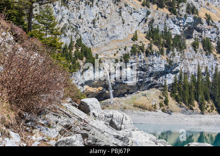 Panorama di una delle cascate nascoste su oeschinensee vicino a Kandersteg - Svizzera Foto Stock