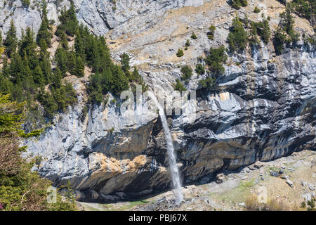 Panorama di una delle cascate nascoste su oeschinensee vicino a Kandersteg - Svizzera Foto Stock