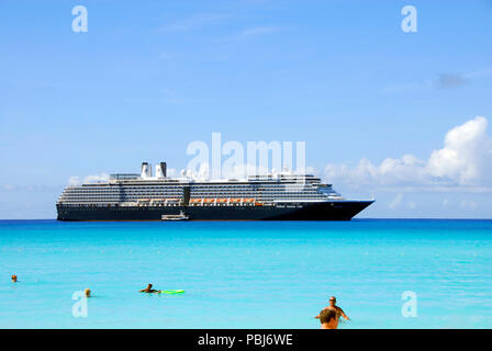 Crociera MS Noordam ancorate al largo di Half Moon Cay, Bahamas Foto Stock