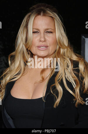 Jennifer Coolidge arrivando all'AMERICAN DREAMZ Premiere al Arclight Theatre di Los Angeles. 11 Aprile 2006.CoolidgeJennifer094 Red Carpet Event, verticale, STATI UNITI D'AMERICA, industria cinematografica, celebrità, fotografia, Bestof, arte cultura e intrattenimento, Topix celebrità moda / Verticale, meglio di, evento nella vita di Hollywood - California, moquette rossa e dietro le quinte, USA, industria cinematografica, celebrità, movie celebrità, personaggi televisivi, musica celebrità, fotografia, Bestof, arte cultura e intrattenimento, Topix, headshot, verticale, una persona, dall'anno , 2006, inchiesta tsuni@Gamma-USA.com Foto Stock