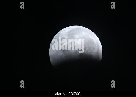 Lo Sri Lanka. 28 Luglio, 2018. Una piena Lunar Eclipse è visto in Colombo, Sri Lanka il 28 luglio 2018. La seconda eclissi lunare totale del 2018 sarà visibile in grandi parti di Australia, Asia, Africa, Europa e Sud America. Totalità durerà per 103 minuti, il che la rende la più lunga eclissi del XXI secolo. Credito: Pradeep Dambarage/Pacific Press/Alamy Live News Foto Stock