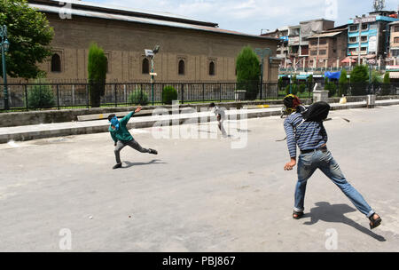 Srinagar, India. 27 Luglio, 2018. La gente lo scontro con le forze indiane post venerdì preghiere durante Anti-India proteste nella città vecchia Srinagar, Indiano Kashmir amministrato il 27 luglio 2018. Credito: Muzamil Mattoo/Pacific Press/Alamy Live News Foto Stock