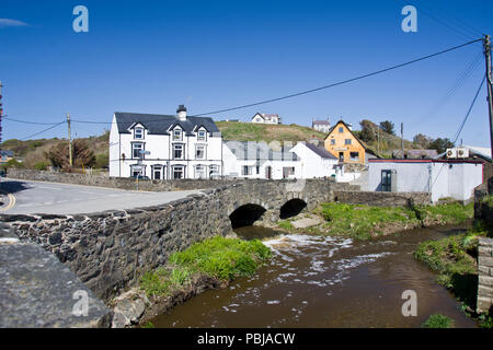 Il ponte sul fiume Cyllyfelin dove si congiunge con il fiume Daron in Aberdaron, Gwynedd, il Galles del Nord. Foto Stock