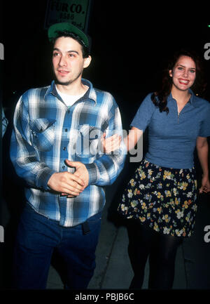 LOS ANGELES, CA - Aprile 2: (L-R) Rapper Adam Horovitz di Beastie Boys, aka Ad-Rock e moglie attrice iun Skye il 2 aprile 1992 a Los Angeles, California. Foto di Barry re/Alamy Stock Photo Foto Stock