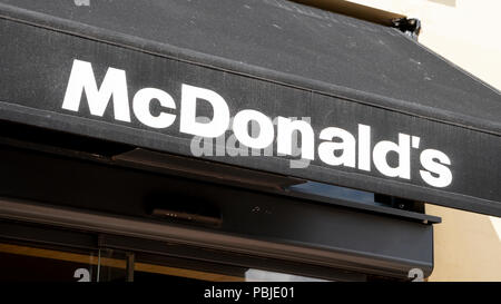 McDonald's restaurant sign. McDonald's logo. Foto Stock