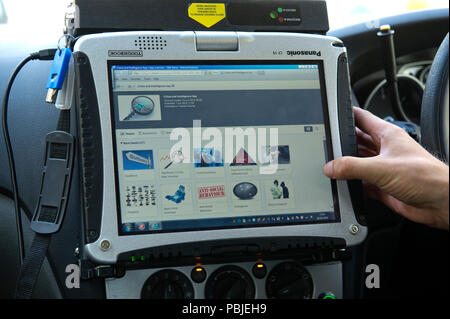 Avon & Somerset Constabulary. PC Andy Bird Patchway dalla stazione di polizia,Bristol,utilizzando il sistema informatico nella sua auto di pattuglia nella zona Patchway. Foto Stock