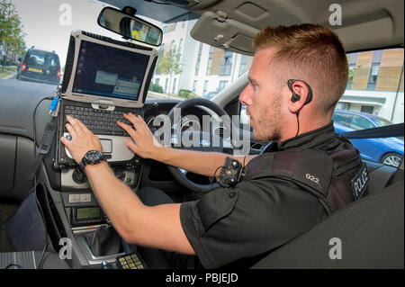 Avon & Somerset Constabulary. PC Andy Bird Patchway dalla stazione di polizia,Bristol,utilizzando il sistema informatico nella sua auto di pattuglia nella zona Patchway. Foto Stock