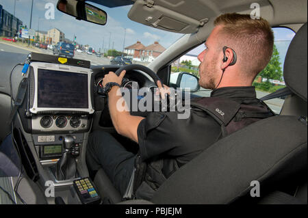 Avon & Somerset Constabulary. PC Andy Bird Patchway dalla stazione di polizia,Bristol,utilizzando il sistema informatico nella sua auto di pattuglia nella zona Patchway. Foto Stock