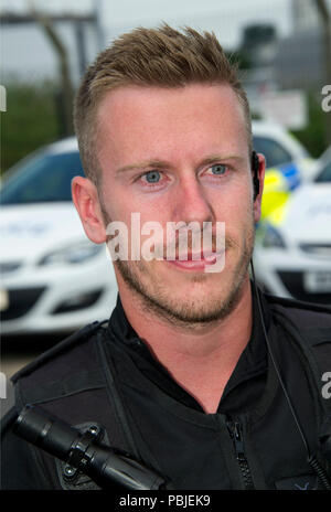 Avon & Somerset Constabulary. PC Andy Bird Patchway dalla stazione di polizia,Bristol,utilizzando il sistema informatico nella sua auto di pattuglia nella zona Patchway. Foto Stock