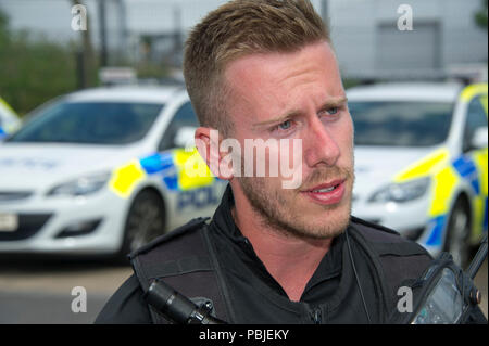 Avon & Somerset Constabulary. PC Andy Bird Patchway dalla stazione di polizia,Bristol,utilizzando il sistema informatico nella sua auto di pattuglia nella zona Patchway. Foto Stock