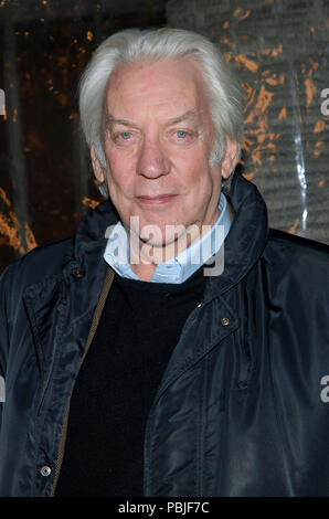 Donald Sutherland arrivando a Chiedi alla polvere di Premiere presso il teatro egiziano a Los Angeles. Marzo 2, 2006.SutherlandDonald010 Red Carpet Event, verticale, STATI UNITI D'AMERICA, industria cinematografica, celebrità, fotografia, Bestof, arte cultura e intrattenimento, Topix celebrità moda / Verticale, meglio di, evento nella vita di Hollywood - California, moquette rossa e dietro le quinte, USA, industria cinematografica, celebrità, movie celebrità, personaggi televisivi, musica celebrità, fotografia, Bestof, arte cultura e intrattenimento, Topix, headshot, verticale, una persona, dall'anno , 2006, inchiesta tsuni@Gamma-USA.com Foto Stock