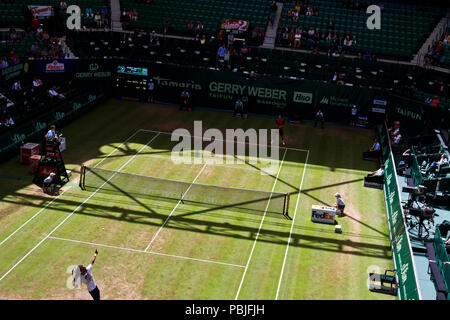 Dustin Brown serve a Jan-Lennard Struff durante un match di esibizione al Gerry Weber Open di Halle Westfalen (Germania). Foto Stock