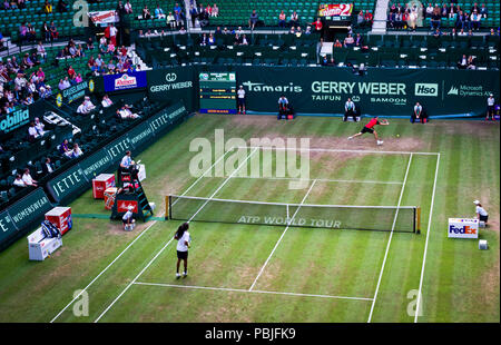 Dustin Brown e Jan-Lennard Struff giocando un match di esibizione al Gerry Weber Open di Halle Westfalen (Germania). Foto Stock