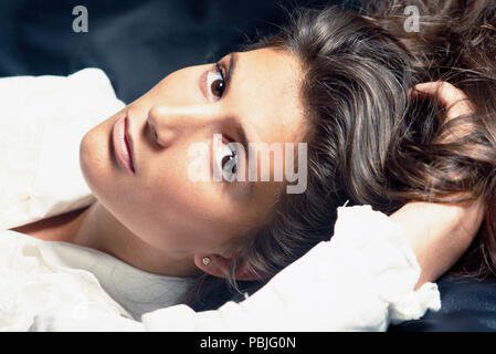 Piscina vicino di bruna giovane donna. Foto Stock