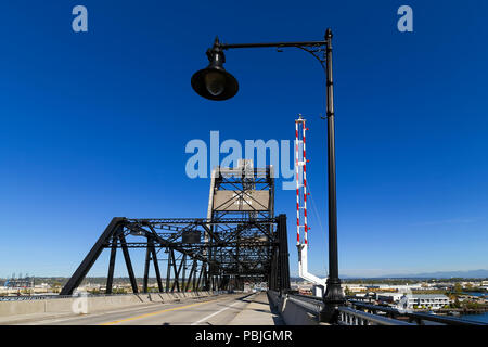 Murray Morgan 11th Street Bridge over Thea Foss per via navigabile al Porto di Tacoma Washington Foto Stock