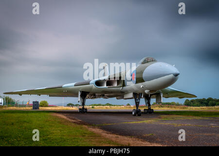 CARLISLE, Regno Unito, 27 luglio 2018: una lunga esposizione fotografia di documentare una tempesta elettrica al di sopra di un pensionato Avro Vulcan come esso giace come una visualizzazione statica a C Foto Stock