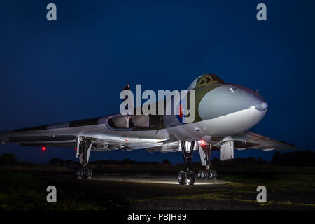 CARLISLE, Regno Unito, 27 luglio 2018: una fotografia di documentare un pensionato Avro Vulcan illuminate dal basso come esso giace come una visualizzazione statica a Carlisle Airport Foto Stock