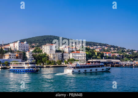 Isola di Buyukada, uno dei principi isole, Istanbul, Turchia, con i traghetti in arrivo nel porto. Foto Stock