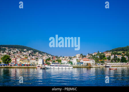 Istanbul, Turchia, luglio 13, 2010: Vista di Heybeliada, uno dei principi isole, mostrando il distintivo sella dopo che l'isola è denominato. Foto Stock