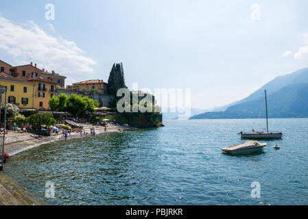 Barche nella piccola baia di Varenna sul lago di Como, Italia Foto Stock