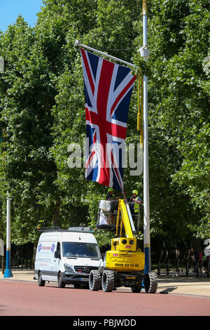 Operai si blocca le Forze Armate e Union Jack Flag su The Mall in preparazione delle forze armate la giornata di sabato 30 giugno. Sulle Forze Armate giorno coloro che hanno servito per il paese sono ha ringraziato. Dotato di: atmosfera, vista in cui: Londra, Regno Unito quando: 27 giu 2018 Credit: Dinendra Haria/WENN Foto Stock