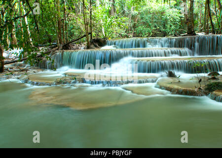 Huay Mae Kamin cascata in Kanjanaburi, Thailandia Foto Stock