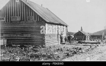 . Inglese: il Quebec e il Lago Saint-John Railway : capanne in legno al Lago Kiskissink Français : Ligne de chemin de fer de Québec au lac SAINT-JEAN : baraques en rondins sur le lac Kiskissink . tra il 1887 e il 1890 931 capanne in legno al Lago Kiskissink Foto Stock