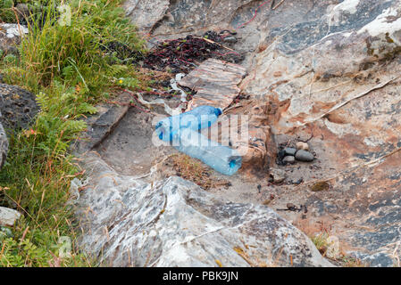 Le bottiglie di plastica lavati fino sull isola di Eigg litorale, Scozia Foto Stock