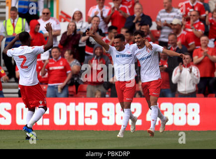 Il Nottingham Forest di Gil Dias (destra) punteggio celebra il suo lato il secondo obiettivo del gioco con Joao Carvalho durante la pre-stagione amichevole presso la città Massa, Nottingham. Foto Stock