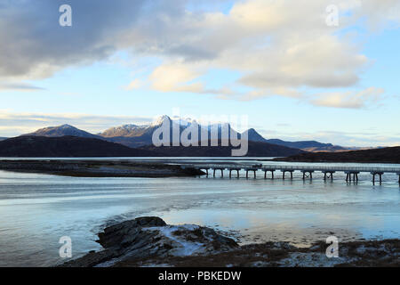 Attraversamento auto Kyle della linguetta sulla costa nord 500, Sutherland Foto Stock