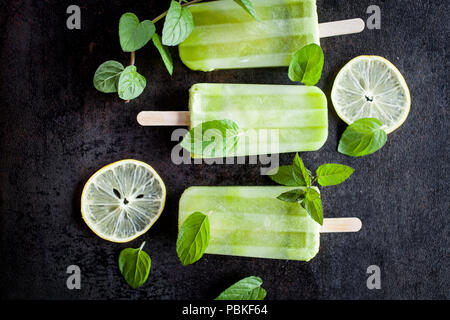 Popsicles fatta di ingredienti salutari Foto Stock