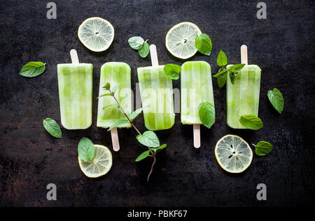 Popsicles fatta di ingredienti salutari Foto Stock