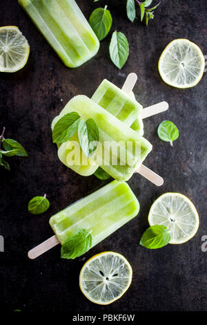 Popsicles fatta di ingredienti salutari Foto Stock